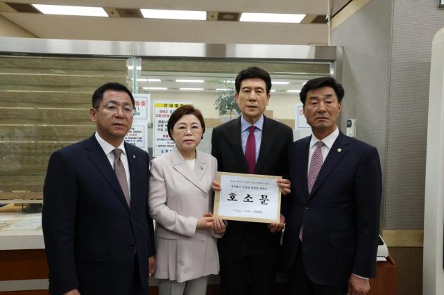 11일 이강덕 포항시장을 비롯해 김일만 포항시의회 의장 김정재·이상휘 국회의원은 서울 서초동 대법원을 방문해 포항 시민들의 간절한 염원을 담은 호소문을 제출했다 사진포항시