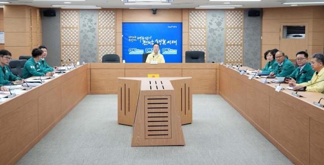 전라남도는 제1호 태풍 ‘우딥’과 다가오는 여름철 장마 등 자연재난에 선제적으로 대응하기 위해 명창환 행정부지사 주재로 관련 실국과 시군 부단체장이 함께하는 ‘여름철 자연재난 대비 상황 점검 회의’를 개최했다사진전남도