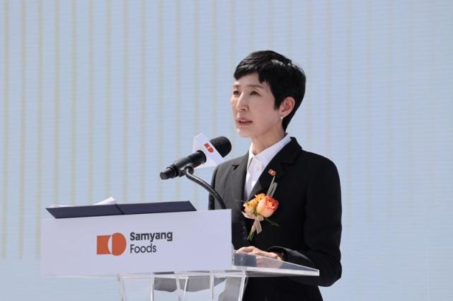 삼양식품 밀양 제2공장 준공식에서 기념사하는 김정수 부회장 사진삼양식품