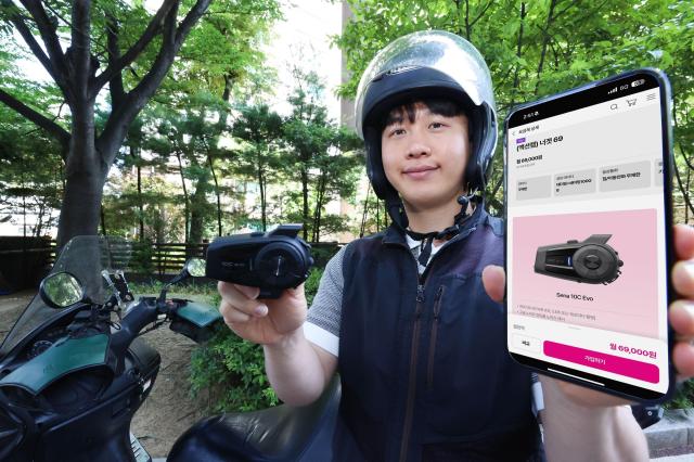 LG유플러스가 배달 라이더를 위한 전용 온라인 요금제인 ‘너겟 라이더팩’을 출시했다 사진은 배달 라이더 고객이 새롭게 선보인 너겟 액션캠팩을 소개하는 모습사진LG유플러스