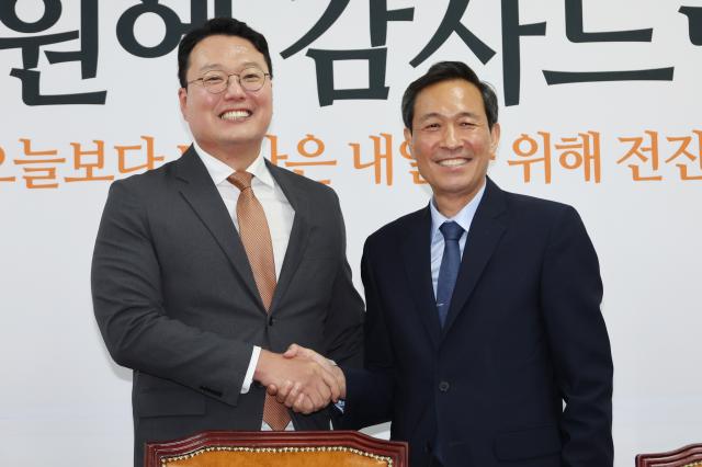 천하람 개혁신당 당대표 권한대행 겸 원내대표가 11일 서울 여의도 국회에서 우상호 대통령실 정무수석을 접견하고 있다 사진연합뉴스