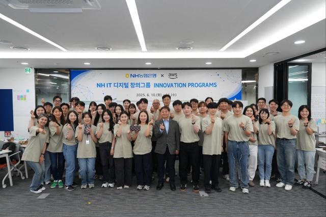 지난 11일 양재 NH디지털혁신캠퍼스에서 NH농협은행 디지털 창의그룹 직원들이 아마존 협업 교육프로그램 수료 기념 촬영을 했다 사진 가운데 박도성 IT부문 부행장 사진농협은행
