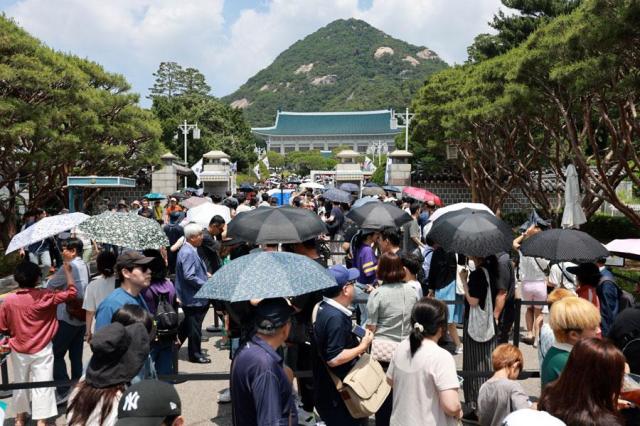 Cheong Wa Dae swarmed by visitors ahead of closure for renovation as Lee prepares to move in