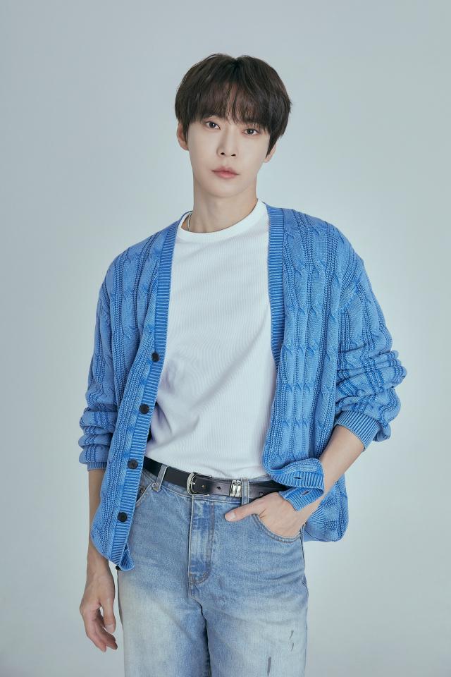 솔로 2집 발매한 가수 도영 사진SM