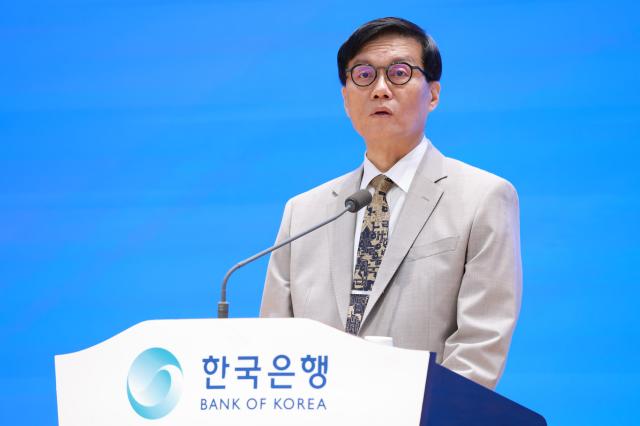 이창용 한국은행 총재가 12일 오전 서울 중구 한국은행에서 한국은행 창립 제75주년 기념사를 낭독하고 있다 사진한국은행