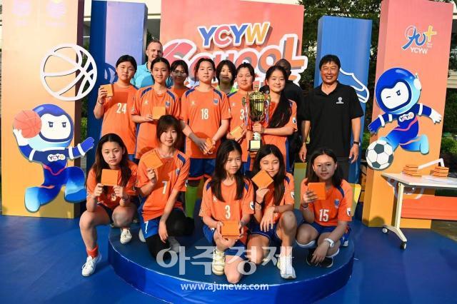 중등 여학생 축구팀 우승 트로피의 영광을 안고사진중국 옌타이요화국제학교