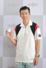 [포토] 샥즈 신형 이어폰 소개하는 가수 션