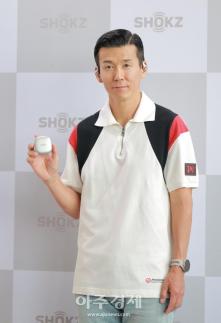 [포토] 샥즈 신형 이어폰 소개하는 가수 션