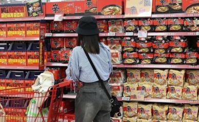 [SNS 샷] "통조림도 있고 음료수도 있다…K-라면에 빠진 외국인들