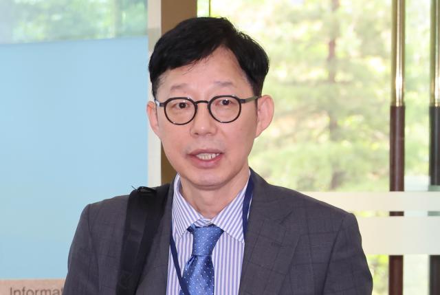 박윤주 신임 외교부 1차관이 11일 서울 종로구 외교부 청사로 첫 출근을 하고 있다 사진연합뉴스