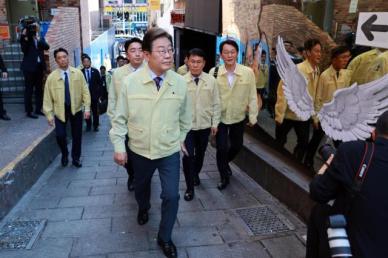 李在明查看梨泰院踩踏事故现场