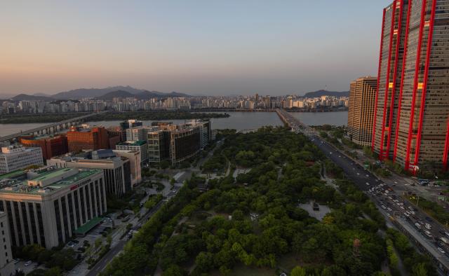 지난해 6월 서울 영등포구 여의도공원에서 열린 계류식 가스기구 서울달SEOULDAL 프레스투어 행사에서 시범 비행하는 서울달에서 바라본 노을진 여의도 일대 전경 사진유대길 기자