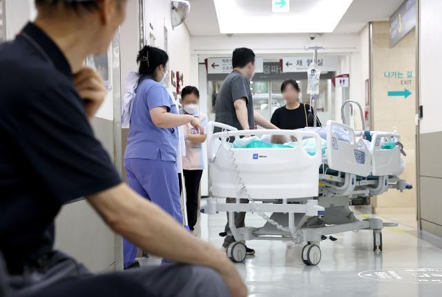 서울의 한 대학병원에서 의료진이 환자를 옮기고 있다 사진연합뉴스
