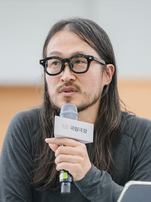 예효승 파이브 바이브 안무 및 연출이 9일 서울 중구 국립극장에서 열린 국립무용단 파이브 바이브 연습실 공개 및 라운드 인터뷰에서 인사말을 하고 있다 사진국립극장