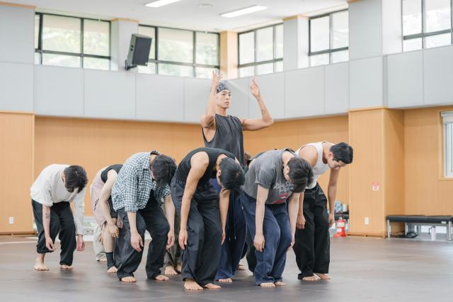 9일 오후 서울 중구 국립극장에서 열린 국립무용단 파이브 바이브 연습실 공개 및 라운드 인터뷰에서 무용수들이 주요 장면을 시연하고 있다 사진국립극장