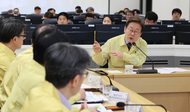 이재명 대통령이 12일 서울 서초구 한강홍수통제소에서 수해장마 대비 현장 점검 회의를 주재하고 있다사진연합뉴스