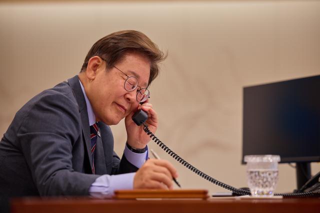 이재명 대통령이 12일 서울 용산 대통령실 청사 집무실에서 앤서니 알바니지 호주 총리와 전화 통화를 하고 있다사진연합뉴스