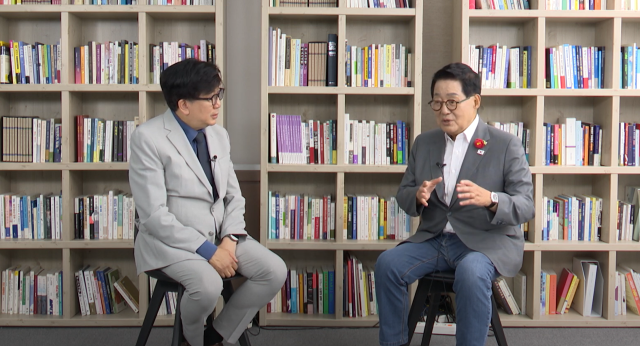 박지원 더불어민주당 의원이 12일 아주경제 유튜브 신율의 정치미각에 출연해 도널드 트럼프 미국 대통령의 10월 방북 가능성을 언급하고 있다사진아주경제