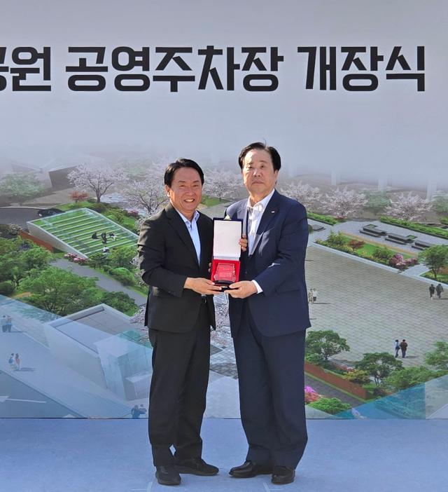 우오현 SM그룹 회장 서대문구 감사패…”독립문 공영주차장 시민 편의 개선”_인물 확대jpg
