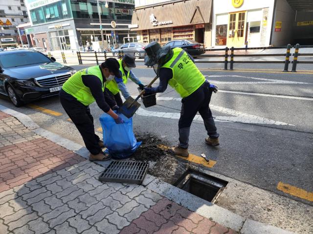 본격적인 장마철을 맞아 무안군 남악신도시 저지대 도로의 우수받이 및 배수로에 쌓인 이물질을 정비하고 있다사진무안군