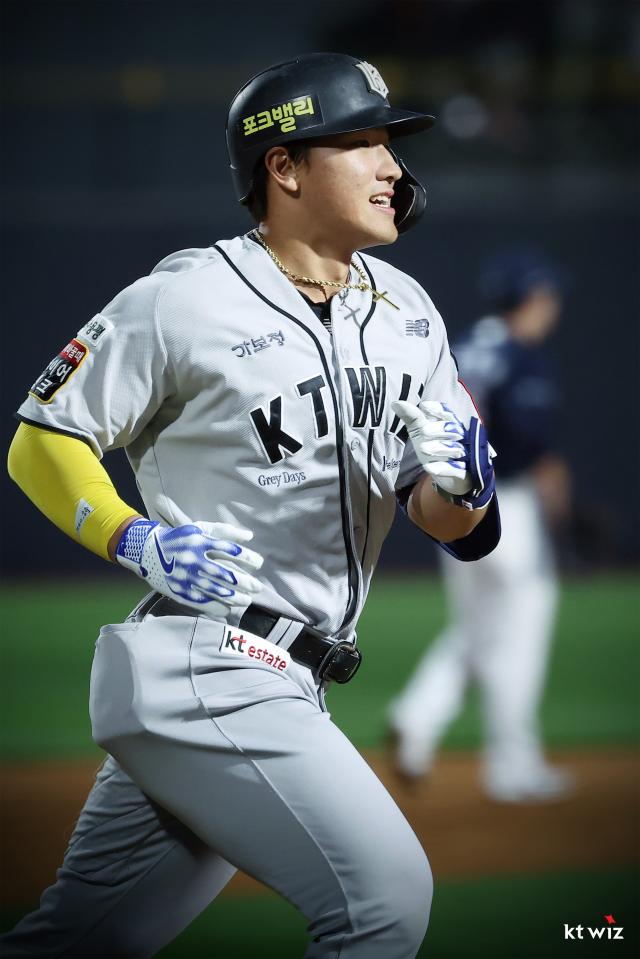 5월 29일 경기도 수원 케이티위즈파크에서 열린 프로야구 2025 신한 SOL 뱅크 KBO리그 두산 베어스와 kt wiz의 경기 5회 kt 안현민이 만루 홈런을 치고 그라운드를 돌고 있다 사진kt 위즈