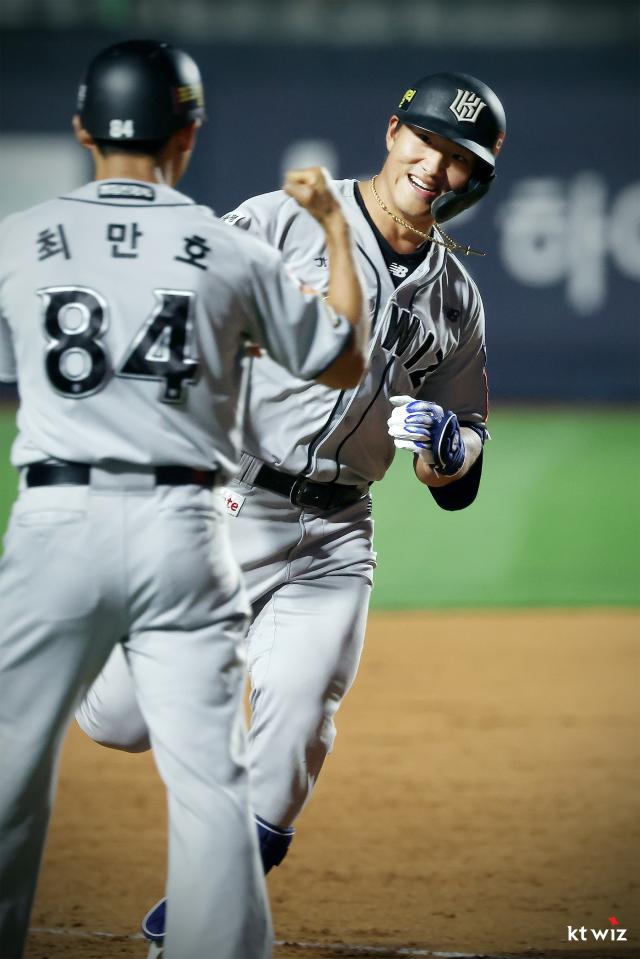 29일 경기도 수원 케이티위즈파크에서 열린 프로야구 2025 신한 SOL 뱅크 KBO리그 두산 베어스와 kt wiz의 경기 5회 kt 안현민이 만루 홈런을 치고 그라운드를 돌고 있다 사진kt 위즈
