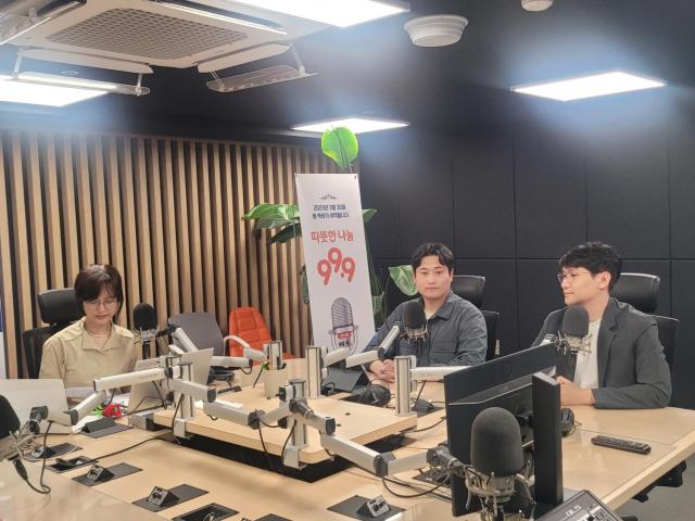 6월 12일 OBS 라디오 오늘의 기후에 경기환경에너지진흥원 김용환 주임가운데 이청원 주임우측이 출연하여 주택태양광에 대한 소개를 하고 있다 사진경기환경에너지진흥원
