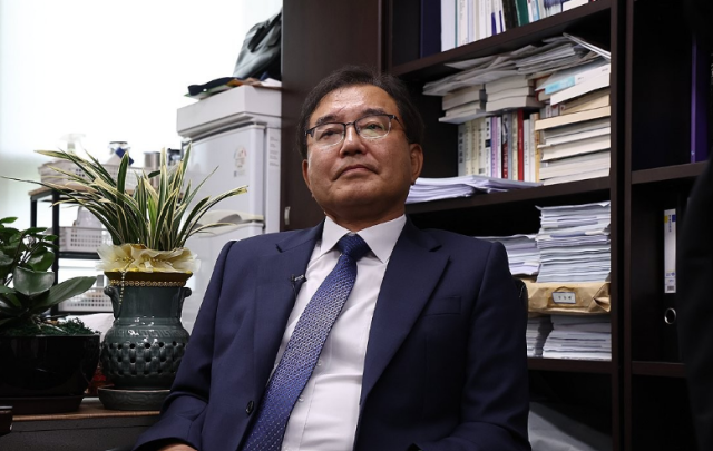 순직 해병 수사 방해 의혹 사건을 수사할 이명현 특별검사가 13일 서울 서초동 사무실에서 인터뷰를 하고 있다 사진연합뉴스