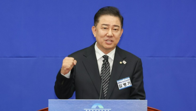 더불어민주당 원내대표 경선에 출마한 김병기 의원이 13일 서울 여의도 국회에서 열린 원내대표 선출 의원총회에서 정견 발표를 하고 있다 사진연합뉴스