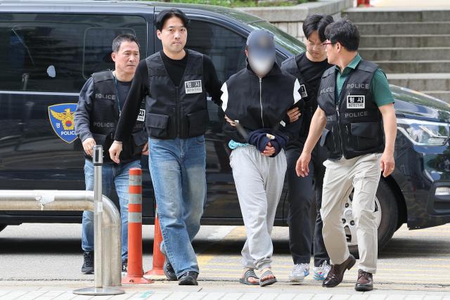 여자친구를 살해한 혐의를 받는 의대생이 영장실질심사를 받기 위해 법원에 출석했다 사진연합뉴스