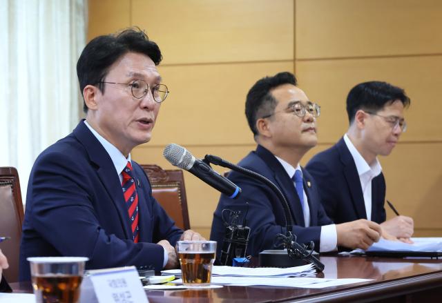 김민석 총리 후보자 식품·외식협회 만나 물가대책 모색
서울연합뉴스 이정훈 기자 김민석 국무총리 후보자가 14일 서울 종로구 통의동 금융감독연수원에 마련된 청문회 준비단 사무실에서 식품·외식업 협회와 전문가 등이 참석한 가운데 열린 밥상물가 안정을 위한 경청 간담회에서 발언하고 있다 2025613
uwg806ynacokr2025-06-13 112517
저작권자 ⓒ ㈜연합뉴스 무단 전재 재배포 금지 AI 학습 및 활용 금지저작권자 ⓒ ㈜연합뉴스 무단 전재 재배포 금지 AI 학습 및 활용 금지