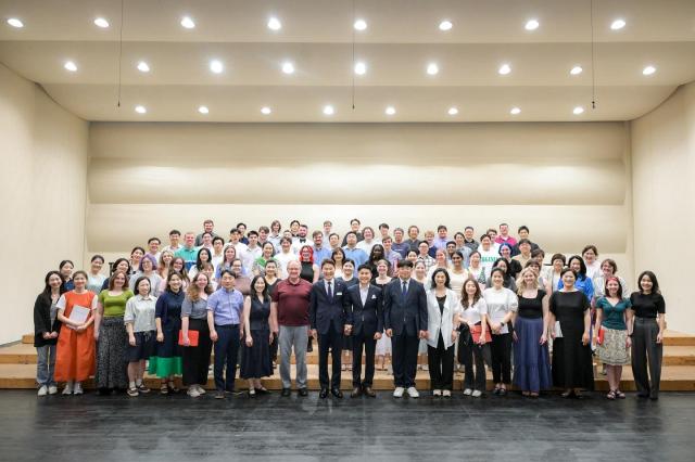 노관규 순천시장을 비롯해 순천시립합창단 미국 루이빌대학교 카디널 싱어즈 합창단이 기념사진을 찍고 있다 사진박기현 기자