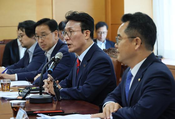 김민석 국무총리 후보자가 14일 서울 종로구 통의동 금융감독연수원에 마련된 청문회 준비단 사무실에서 식품·외식업 협회와 전문가 등이 참석한 가운데 열린 밥상물가 안정을 위한 경청 간담회에서 발언하고 있다 사진연합뉴스