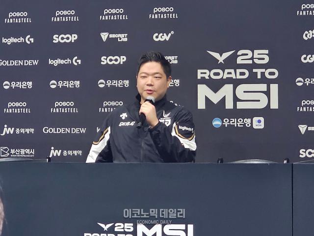 김정수 젠지 이스포츠 감독이 13일 오후 5시 부산 사직실내체육관에서 ‘2025 LCK 로드 투 MSI’ 3라운드 한화생명과 경기하기 전 인터뷰하고 있다사진선재관 기자