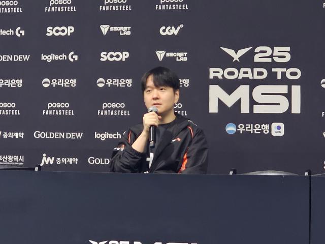 최인규 한화 이스포츠 감독이 13일 오후 5시 부산 사직실내체육관에서 ‘2025 LCK 로드 투 MSI’ 3라운드 젠지와 경기하기 전 인터뷰하고 있다사진선재관 기자