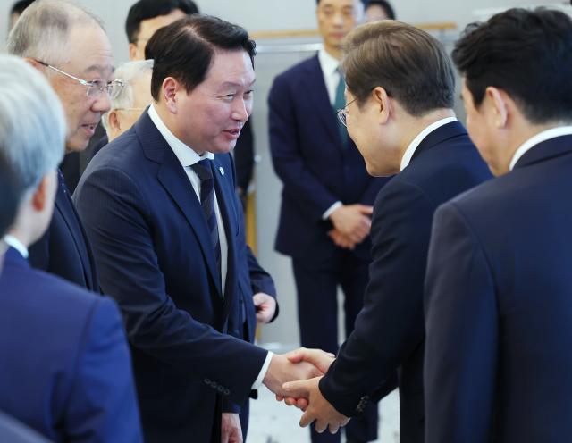 이재명 대통령이 13일 서울 용산 대통령실에서 열린 6경제단체·기업인 간담회에서 최태원 SK그룹 회장 겸 대한상공회의소 회장과 악수하고 있다 사진대통령실통신사진기자단
