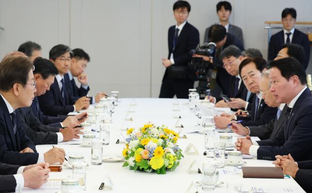 이재명 대통령이 13일 서울 용산 대통령실에서 열린 6경제단체·기업인 간담회에서 최태원 SK그룹 회장 겸 대한상공회의소 회장의 발언을 듣고 있다 사진연합뉴스 대통령실통신사진기자단