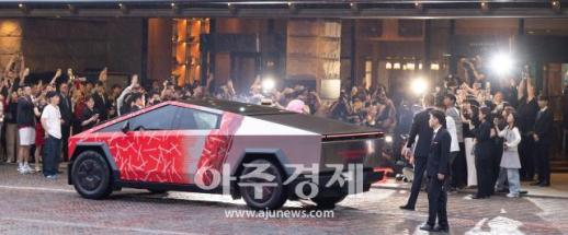[포토] 지드래곤, 테슬라 사이버 트럭 타고서 등장