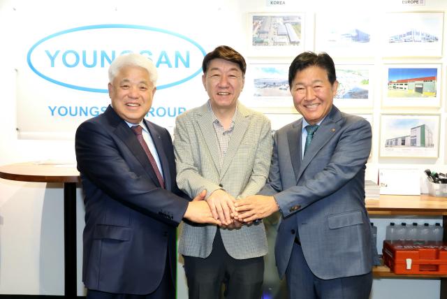 우범기 전주시장가운데과 김정태 전주상공회의소 회장왼쪽 박종범 월드옥타 회장이 전주 하계올림픽 유치에 힘을 모으기로 했다사진전주시