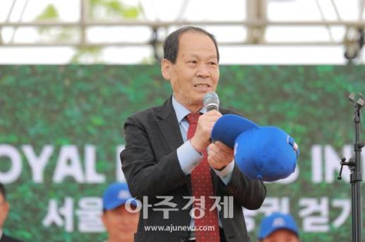 [포토] 2025 서울 외국인 궁궐 걷기대회 축사하는 윤종복 서울시 의원