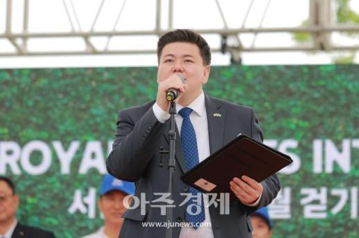[포토] 2025 서울 외국인 궁궐 걷기대회 축사하는 다우토프 바우르잔 주한카자흐스탄 주재관