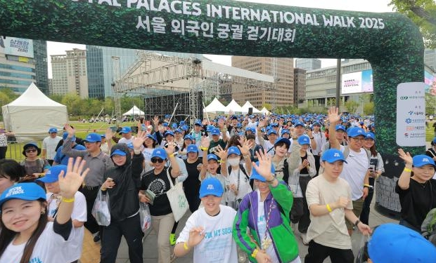 [포토] 걷기 좋은 날 열린 2025 서울 외국인 궁궐 걷기대회