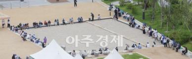 [포토] 삼삼오오 모인 2025 서울 궁궐걷기 대회 참가자들