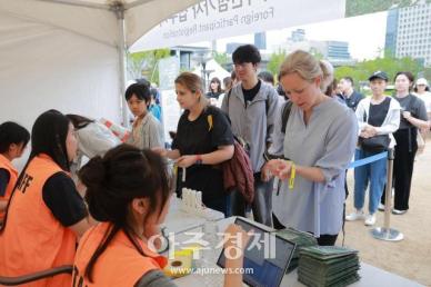 [포토] ​​​​​​​2025 서울 외국인 궁궐 걷기대회 참가하는 외국인 참가자들