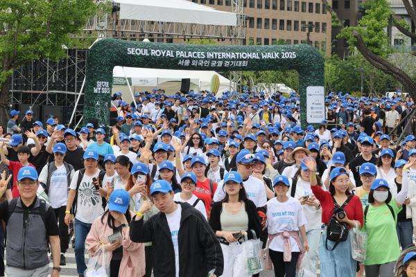 ‘2025 서울 외국인 궁궐 걷기대회’ 참가자들이 14일 오전 대회 개막식이 열린 서울 종로구 의정부지 역사유적광장에서 경복궁으로 걸음을 옮기며 손을 흔들고 있다 사진한준구 기자 jungu141298ajupresscom
