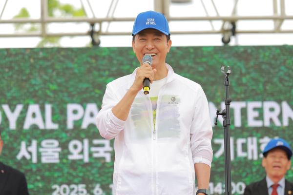 오세훈 서울시장이 14일 ‘2025 서울 외국인 궁궐 걷기대회’가 열린 서울 종로구 의정부지 역사유적광장에서 축사를 하고 있다 사진유대길 기자 dbeorlf123ajunewscom