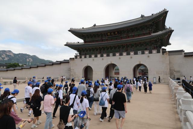 Những người tham gia đang đi bộ hướng tới cung điện Gyeongbok ẢnhHan Jun-gu jungu141298ajupresscom