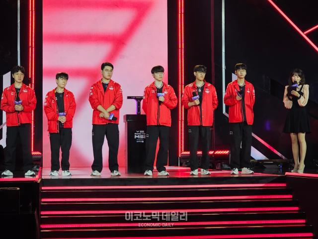T1 선수들이 14일 부산 사직실내체육관에서 열린 ‘2025 LCK 로드 투 MSI’ 4라운드 KT과 경기에서 승리 후 인터뷰를 하고 있다 사진선재관 기자