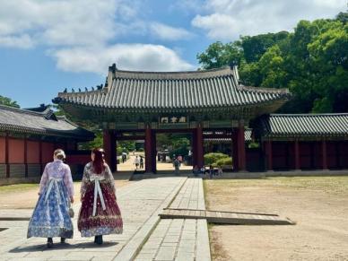 [외국인 궁궐 걷기] 역사의 길 위에 선 그들…700명 외국인, 고궁에 반하다