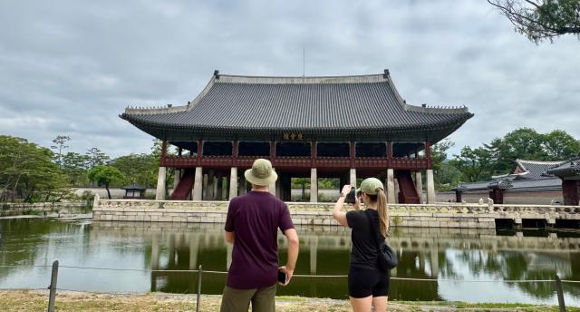 경복궁 경회루 앞에서 외국인 관광객들이 사진을 촬영하고 있다 사진강상헌 기자
